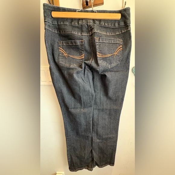 Classic Women's Jeans - Picture 5 of 5
